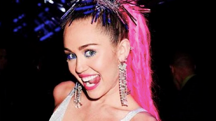 Cântăreaţa Miley Cyrus, implicată într-un accident rutier cu o maşină Uber