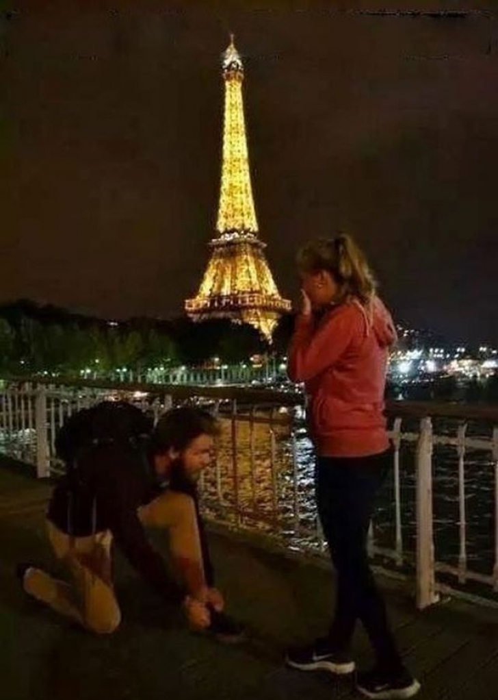 Erau la Paris și iubitul s-a așezat în genunchi în fața ei. Aștepta o cerere în căsătorie, dar...