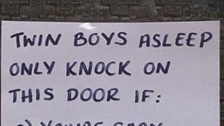 Mesajul amuzant lipit de o mamă pe uşa casei sale. "Bate la uşă doar dacă..."