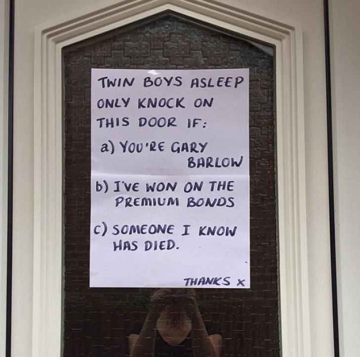 Mesajul amuzant lipit de o mamă pe uşa casei sale. "Bate la uşă doar dacă..."