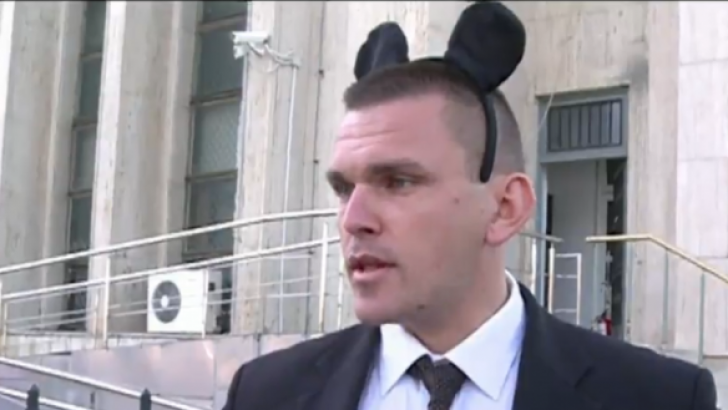 Protest la Guvern, față de ridicarea moscheei. Manifestanții au purtat ”urechi” de Mickey Mouse