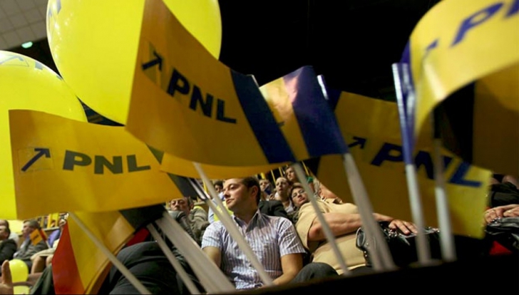 Miting PNL &icirc;n faţa Palatului Parlamentului, &icirc;nainte de moţiune
