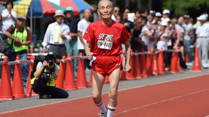 Are 105 ani şi a stabilit un record de viteză: în câte secunde a străbătut 100 de metri