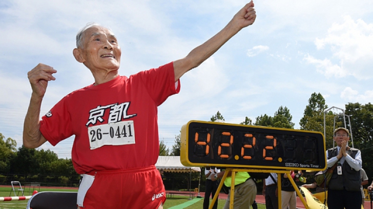 Are 105 ani şi a stabilit un record de viteză: în câte secunde a străbătut 100 de metri