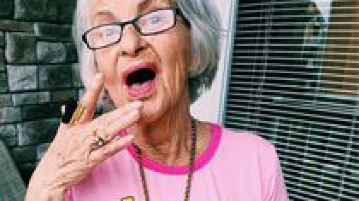 O bătrână de 87 de ani face furori pe internet