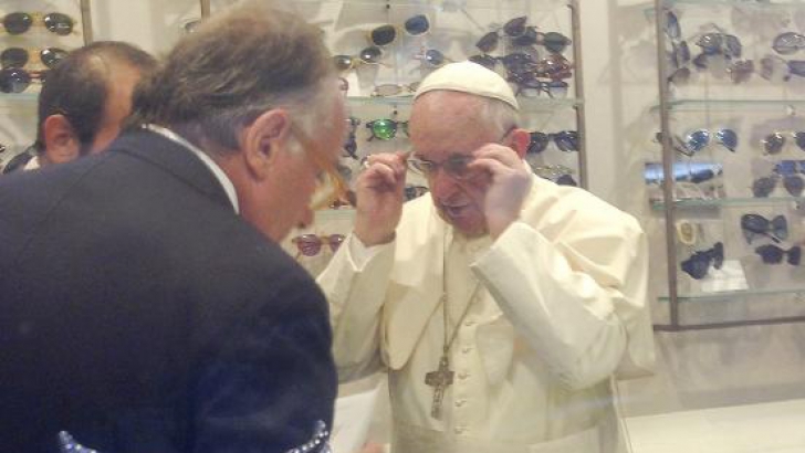 Surpriză în centrul Romei: Papa Francisc a mers să-şi cumpere ochelari noi