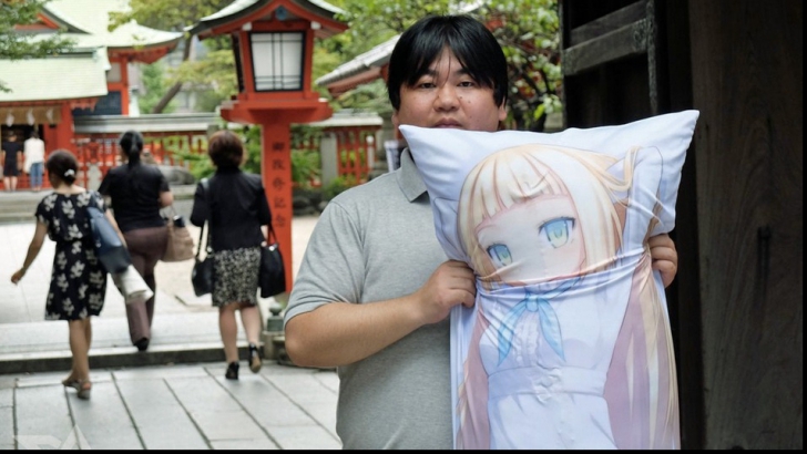Japonezii o iau razna! S-au îndrăgostit de o pernă inteligentă!