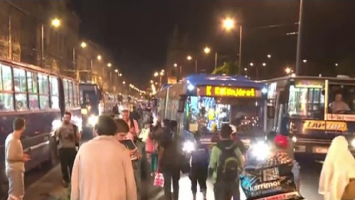 Primele autobuze cu refugiaţi plecaţi din Ungaria au ajuns la graniţa cu Austria