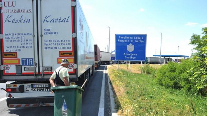 Croaţia a început să lase camioanele să treacă pe la graniţa cu Serbia