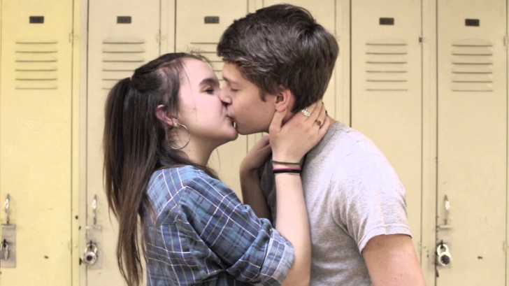 Un băiat de 13 ani şi-a sărutat o colegă de şcoală. Ce s-a întâmplat apoi este incredibil