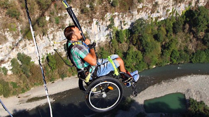 Premieră incredibilă: prima persoană în scaun cu rotile care a făcut bungee jumping