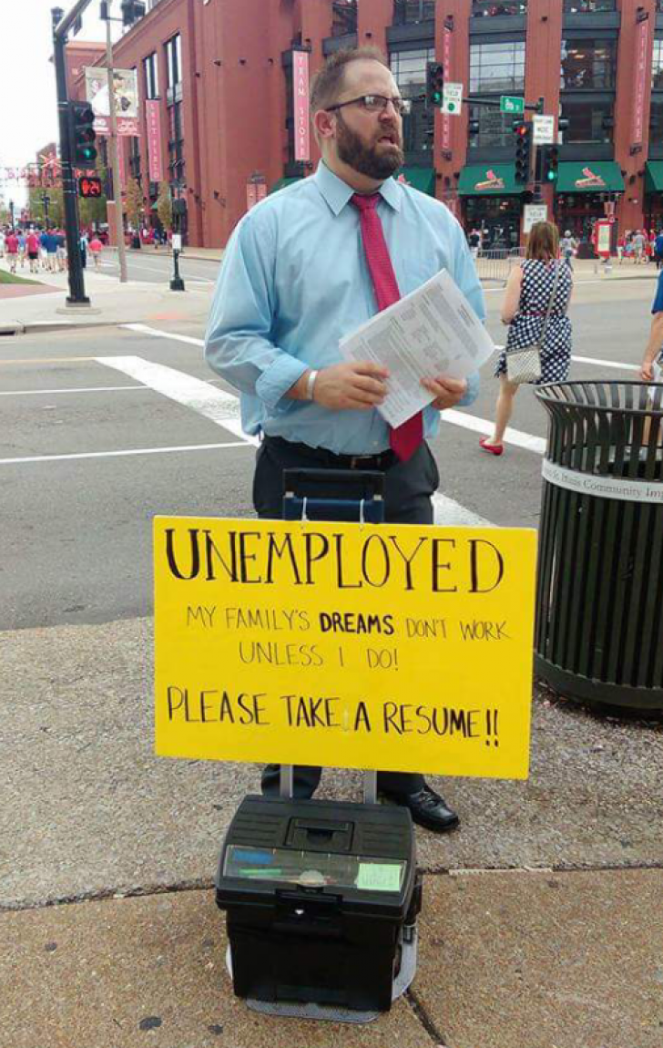 Gestul inedit făcut de un şomer pe stradă. "Visurile familiei mele nu se vor împlini"