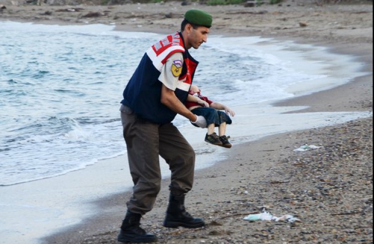 Criza imigranţilor! Imagini şocante cu cadavrul unui băieţel găsit pe o plajă fac înconjurul lumii!