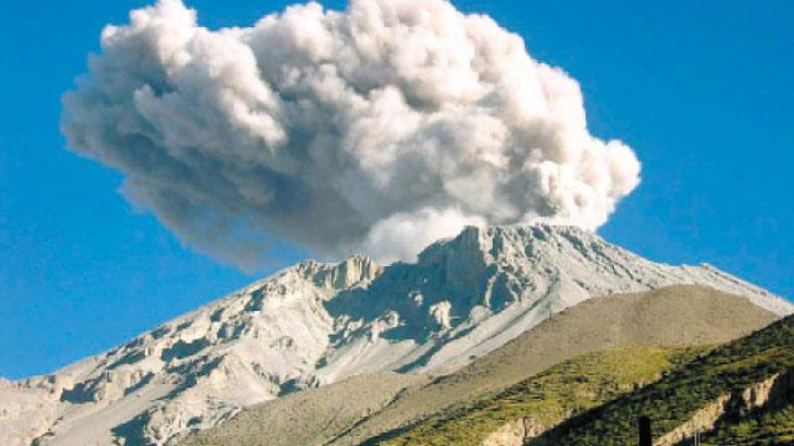 Alertă în Peru: Vulcanul Ubinas, pe cale să erupă