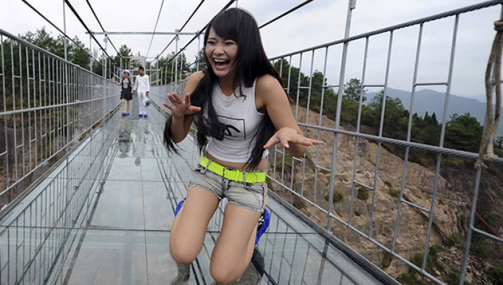 Cel mai lung pod din sticla din lume