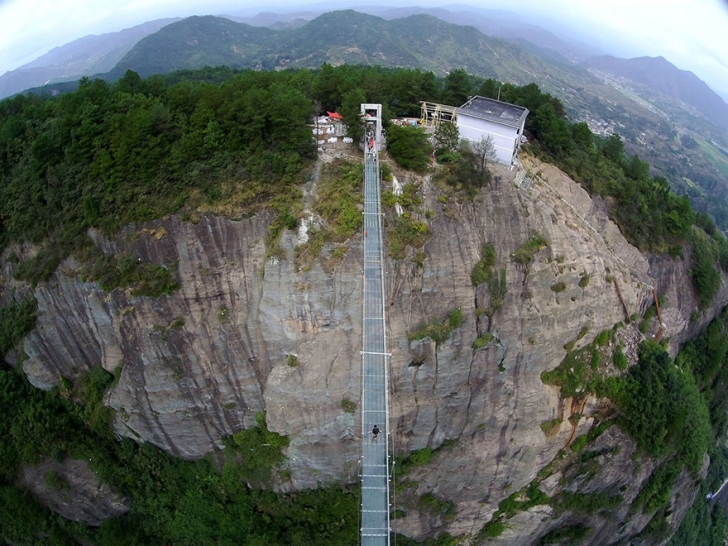 Cum arată cel mai lung pod din sticlă din lume. Sunt puțini cei care au avut curaj să-l traverseze