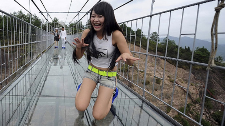 Cum arată cel mai lung pod din sticlă din lume. Sunt puțini cei care au avut curaj să-l traverseze
