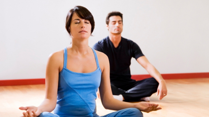 Scapă de stres: poziţia de yoga pentru începători care îţi garantează relaxare totală