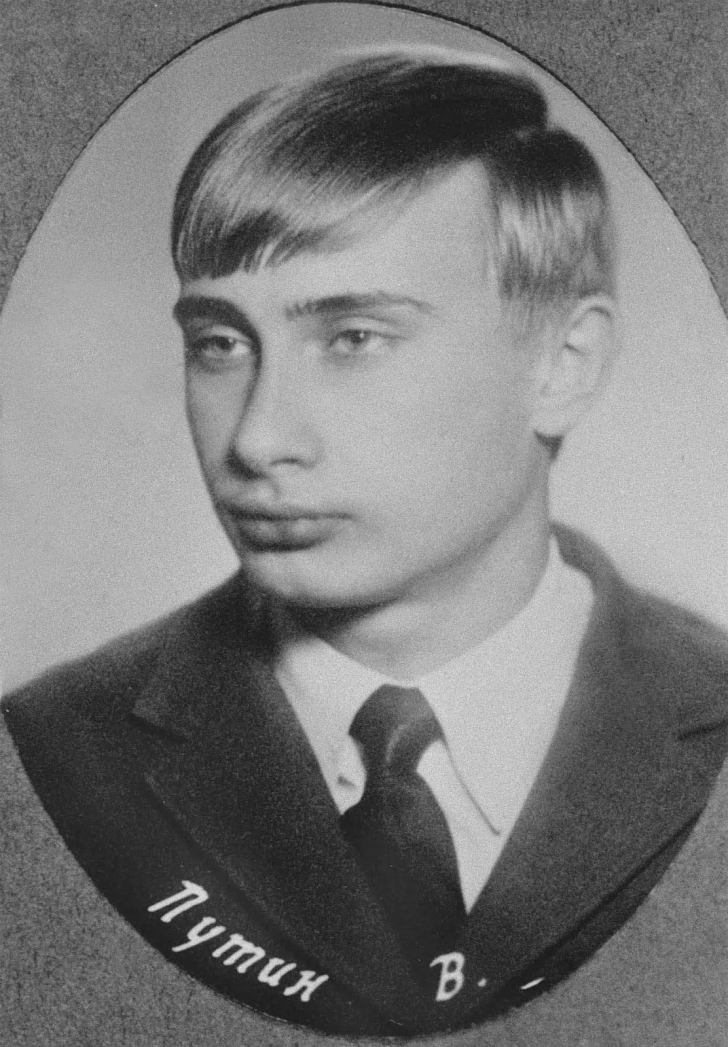 Cum arăta Vladimir Putin în copilărie. Fotografii rare