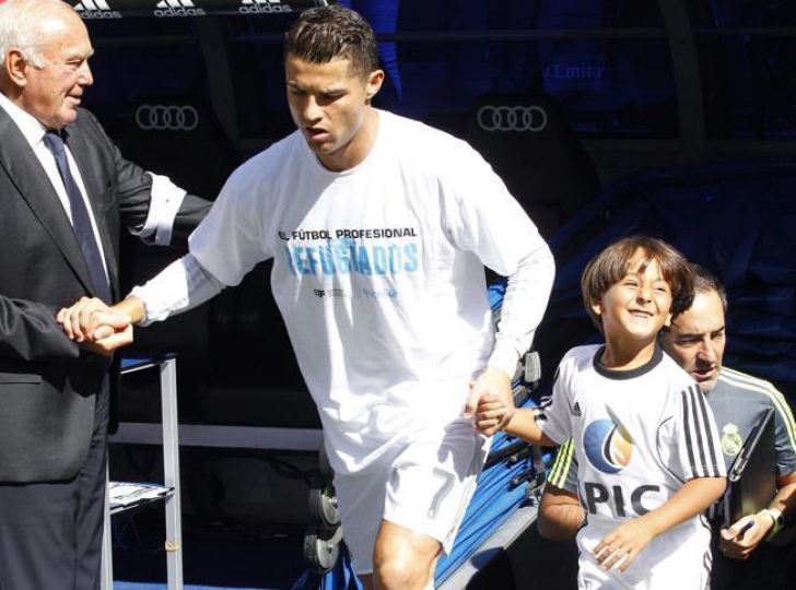 Ronaldo, gest emoţionant pentru puştiul sirian căruia o ziaristă i-a pus piedică lui şi tatălui său