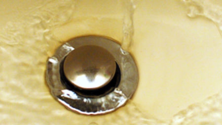 Cum desfundați o chiuvetă: e nevoie doar de 2 ingrediente și de apă fierbinte de la robinet
