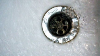 Super-truc! Cum desfunzi imediat scurgerea de la cadă