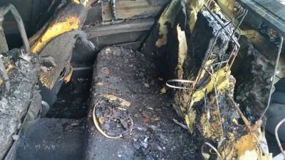 Maşină incendiată la comandă în Oraviţa. Imagini care te trec fiori 
