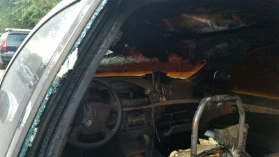 Maşină incendiată la comandă în Oraviţa. Imagini care te trec fiori 