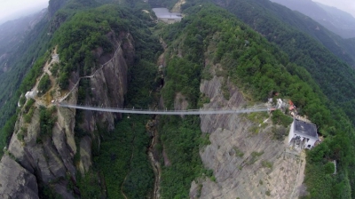 Scene terifiante: podul de sticlă din China s-a spart sub paşii turiştilor. "Toată lumea ţipa"