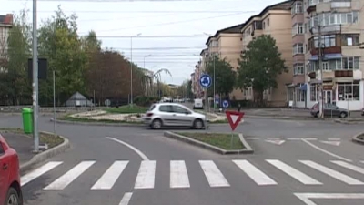 Sens giratoriu halucinant, într-un oraş din România: are 33 de indicatoare rutiere