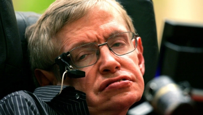 Avertismentul lui Stephen Hawking: Omenirea ar trebui să se teamă de capitalism, nu de roboţi