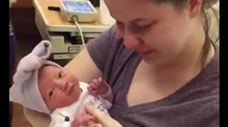 Şi-a luat bebeluşul în braţe, dar a avut o surpriză incredibilă. A început imediat să plângă