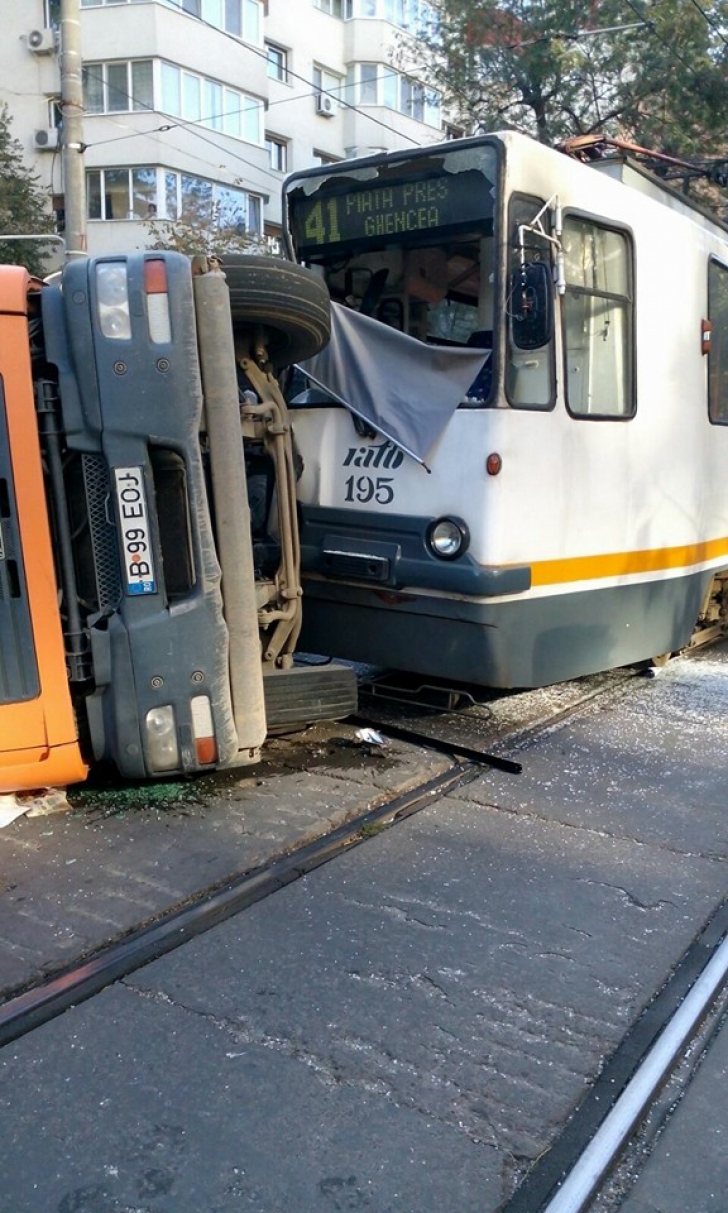 Accident grav pe linia lui 41. Camion răsturnat după ce a fost izbit de tramvai. Trafic reluat