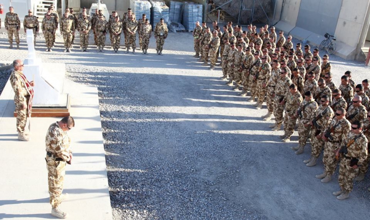 Tricolorul, coborât în bernă în Afganistan. Militarii români, alături de familiile îndoliate