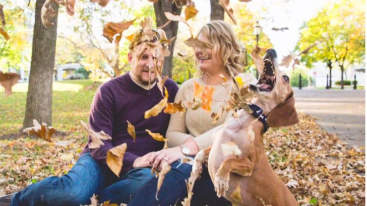 Cele mai amuzante fotografii de la o logodnă. Cum a "furat" câinele celor doi toată atenţia