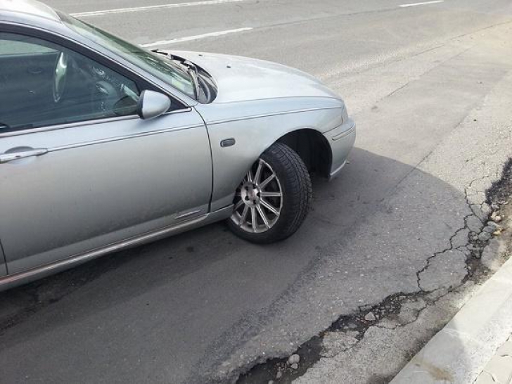 Un bărbat din Cluj şi-a distrus maşina într-o groapă. A chemat Poliţia - ce a urmat 