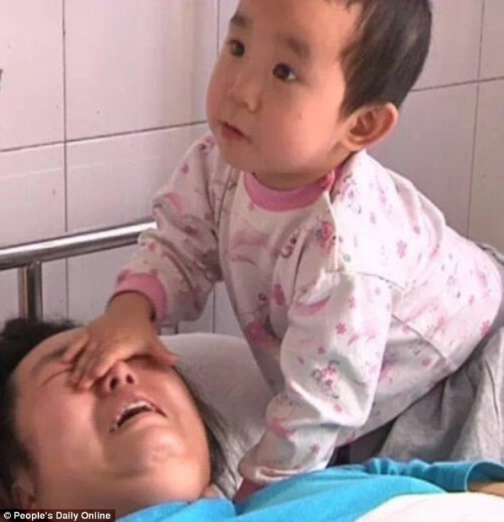 Are trei ani, dar îşi îngrijeşte singură mama imobilizată la pat. Poveste sfâşietoare, deja virală