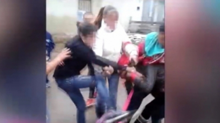 Scene de luptă la un liceu din Buzău: fată de 11 ani dată cu capul de calorifer până la leşin