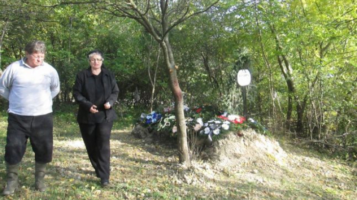 O femeie din Sălaj a fost îngropată în grădina casei. Motivul e incredibil
