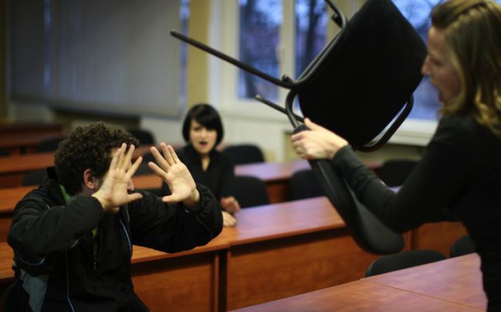 Profesoară din Tulcea,filmată în timp ce agresa un copil. Imaginile au ajuns în presa internațională