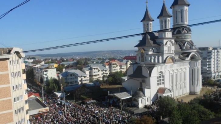 O catedrală gigantică, sfințită la Suceava. 10.000 de oameni prezenți, inclusiv Gigi Becali