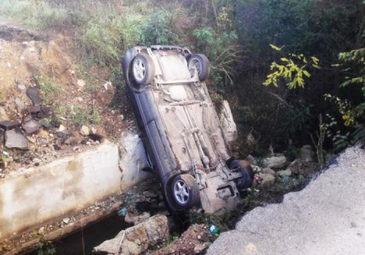 Nou accident din pricina lucrărilor nesemnalizate: o maşină a căzut într-o groapă gigant, în Bihor
