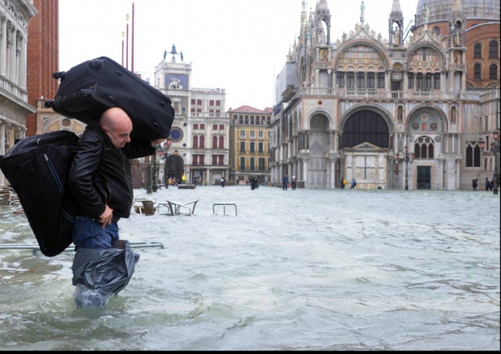 Inundații grave în Italia. Cel puțin 5 persoane au murit înghițite de ape