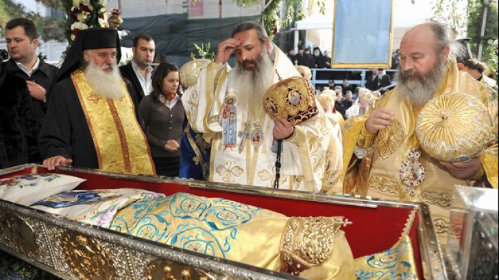 Peste 100.000 de pelerini s-au rugat la moaştele Sfintei Parascheva, la Iaşi