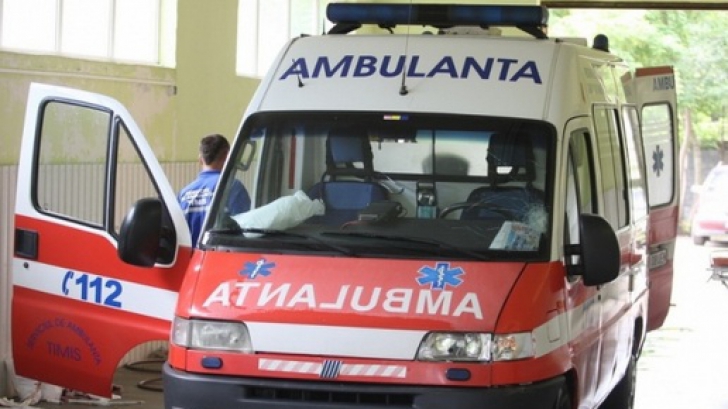 Accident teribil la Arad: o ambulanţă cu un pacient s-a ciocnit cu un microbuz. Doi răniţi