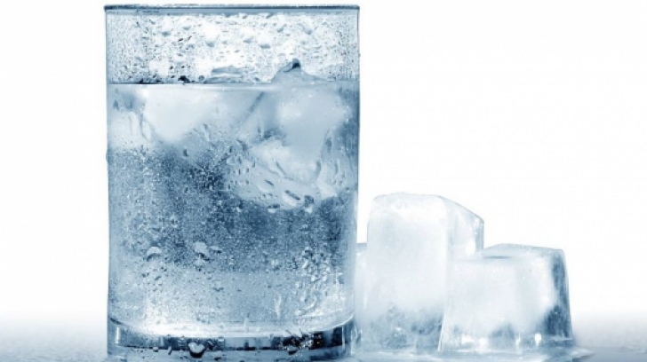 Patru moduri în care consumul de apă rece îți afectează organismul 