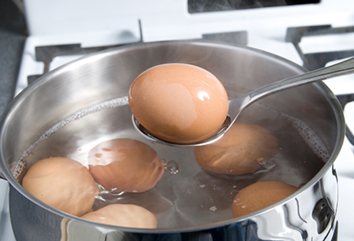 Cum să fierbi un ou fără să dai greș? Metoda perfectă recomandată de specialiști