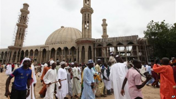 Atentat kamikaze într-o moschee din Nigeria. Peste 30 de morţi