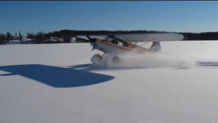 Spectacol în zăpadă. Iată cum face un avion drifturi!