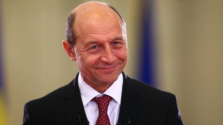 Mesajul lui Băsescu pentru Iohannis: "E vremea deciziilor. Nu există răgaz pentru jocuri de imagine"
